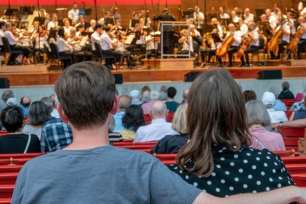 Couple_in_premium_seats