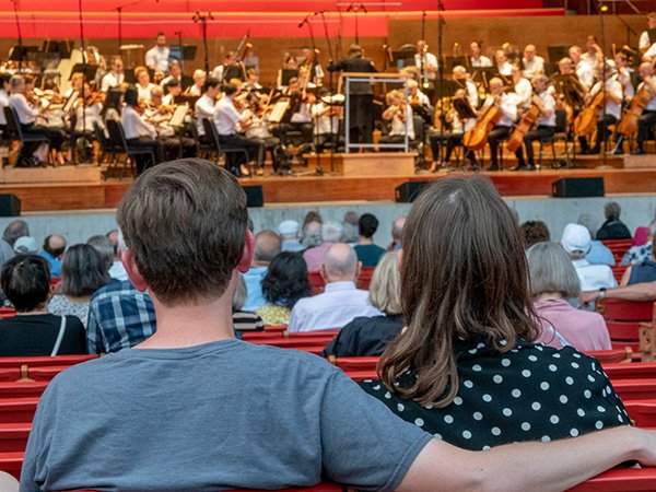 Couple_in_premium_seats