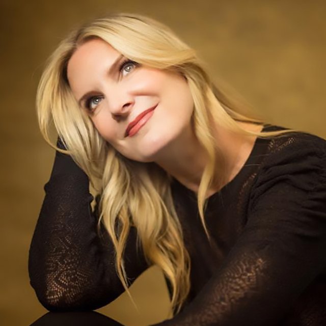 Jessica-Hendy-HEADSHOT-1_5x7