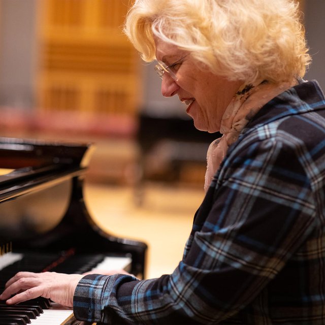 Sara Davis Buechner headshot